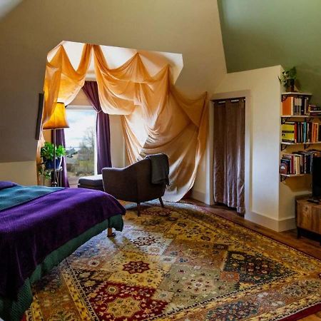 Centrally Located With Lake Views Burlington Esterno foto