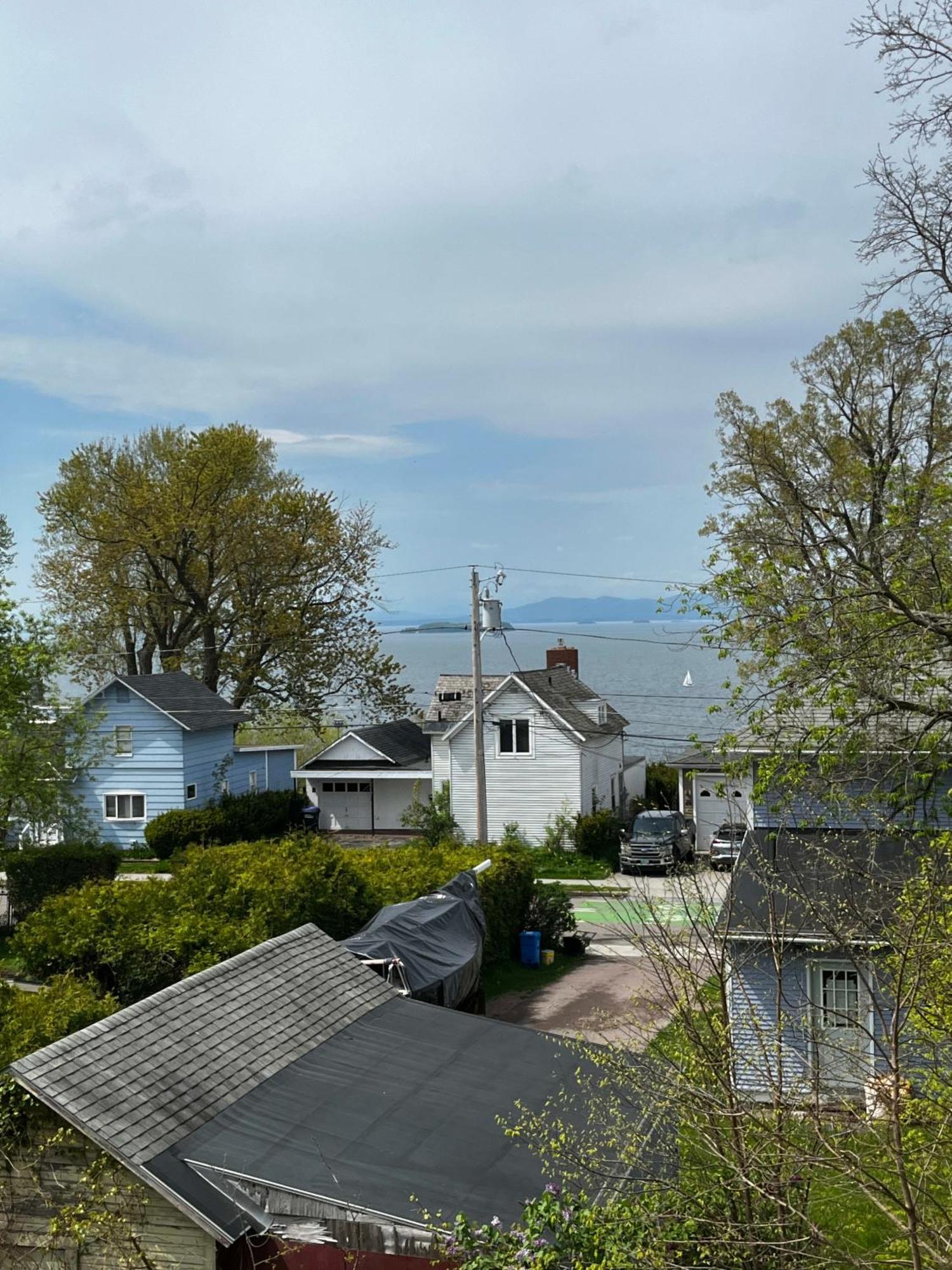 Centrally Located With Lake Views Burlington Esterno foto