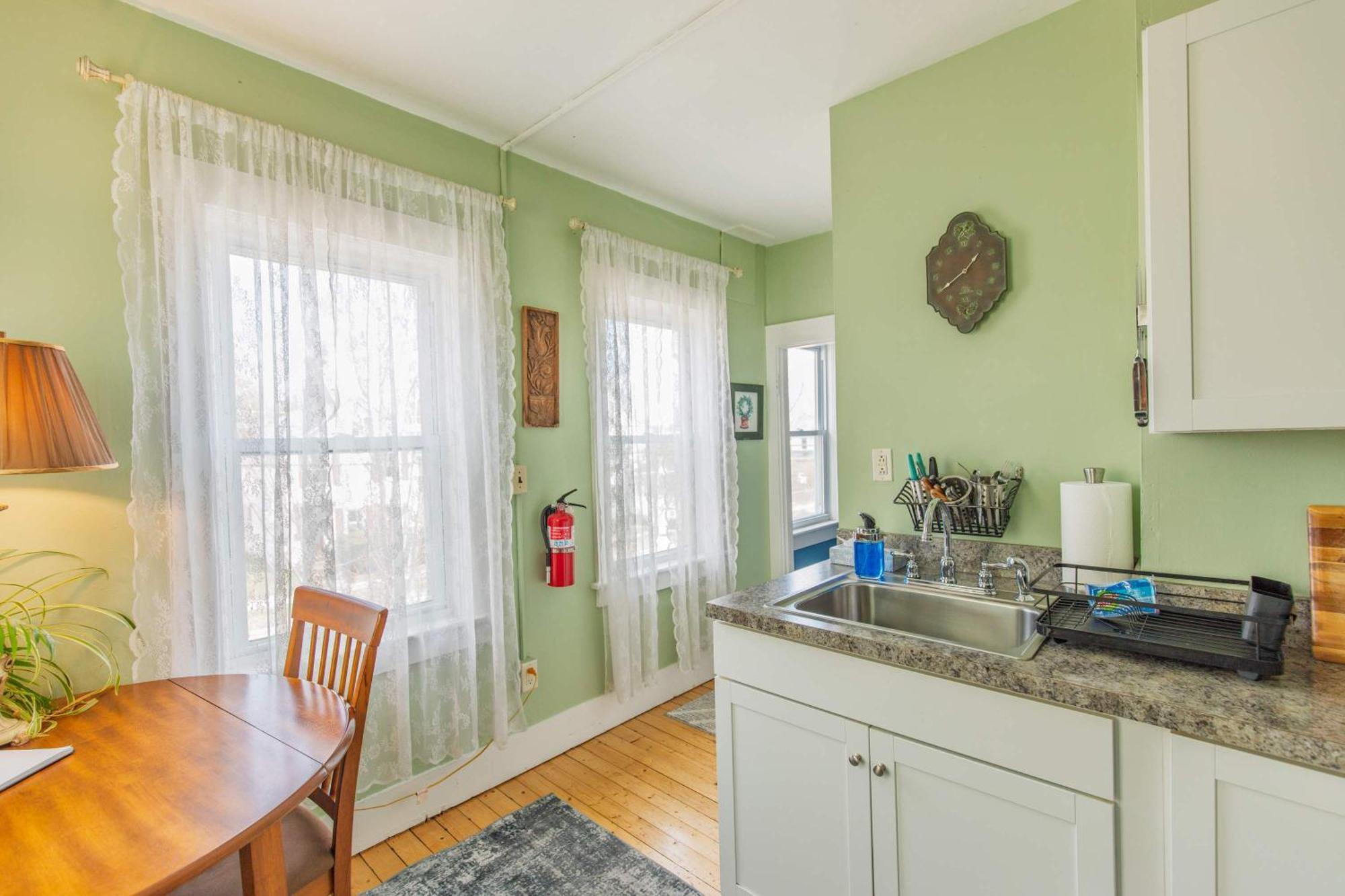 Centrally Located With Lake Views Burlington Esterno foto
