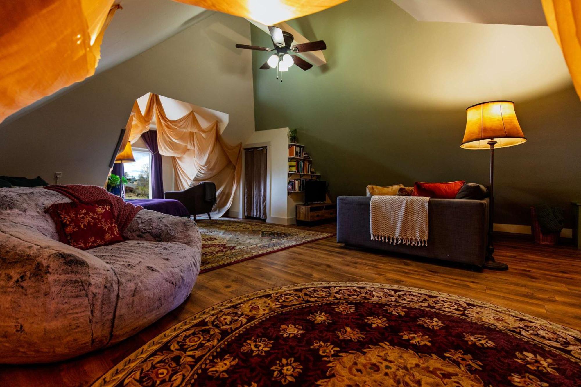 Centrally Located With Lake Views Burlington Esterno foto
