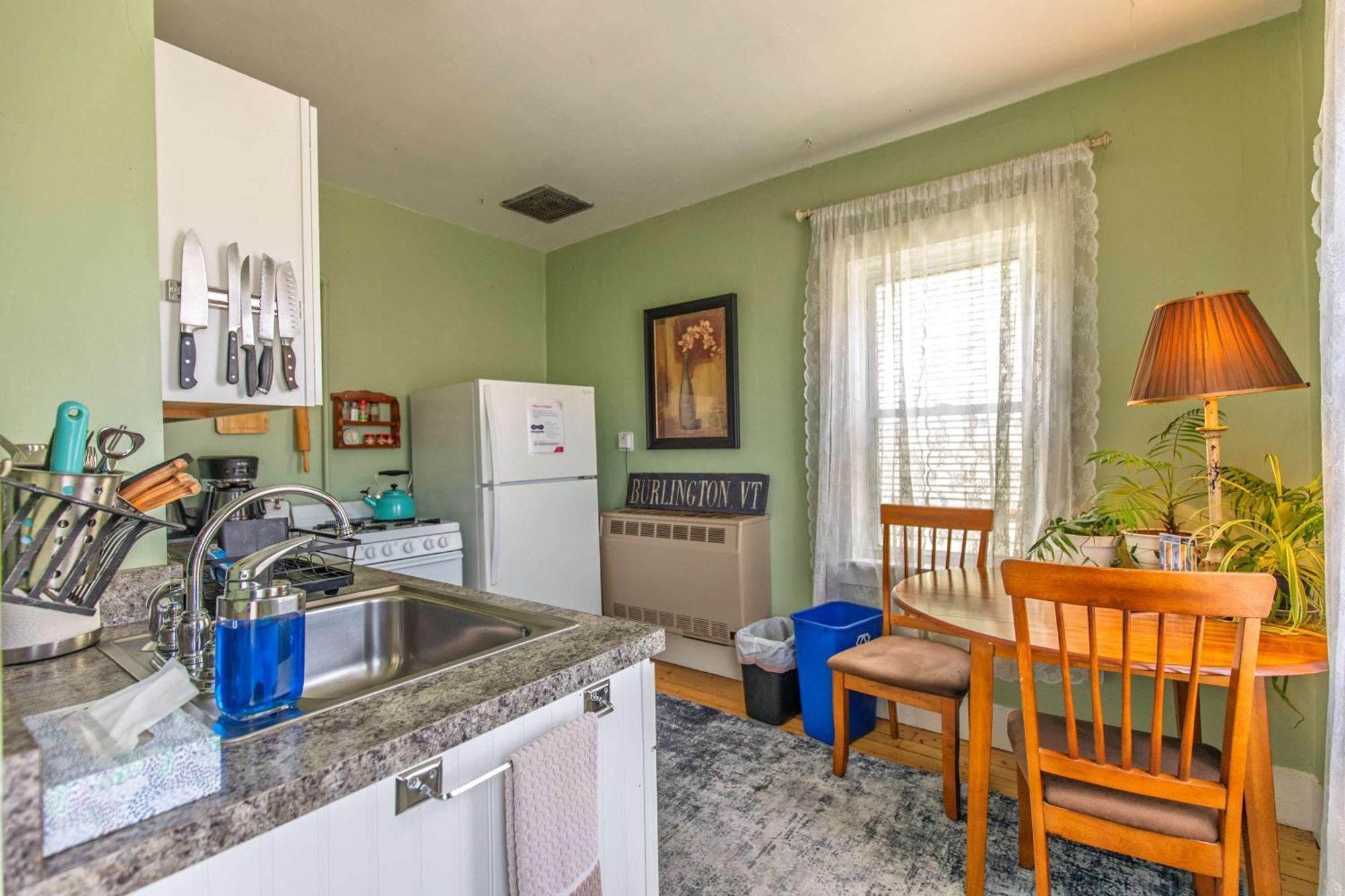 Centrally Located With Lake Views Burlington Esterno foto